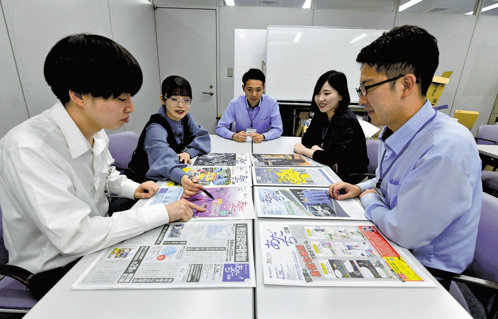 広報紙のデザインについて話し合う広報係の職員たち（２０日、東京都足立区で）
