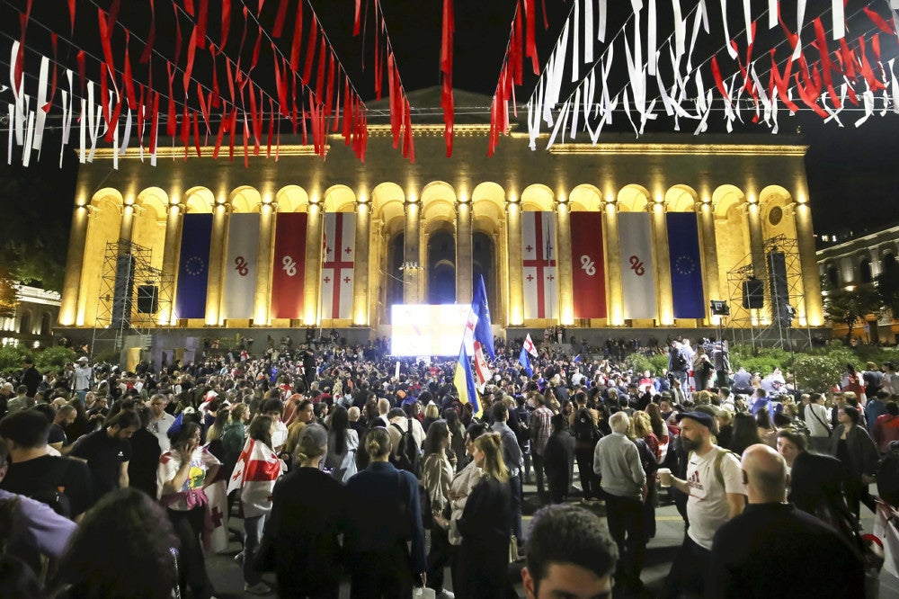 ２８日、ジョージアの首都トビリシで、「外国の代理人」法案に反対するデモ参加者＝ＡＰ