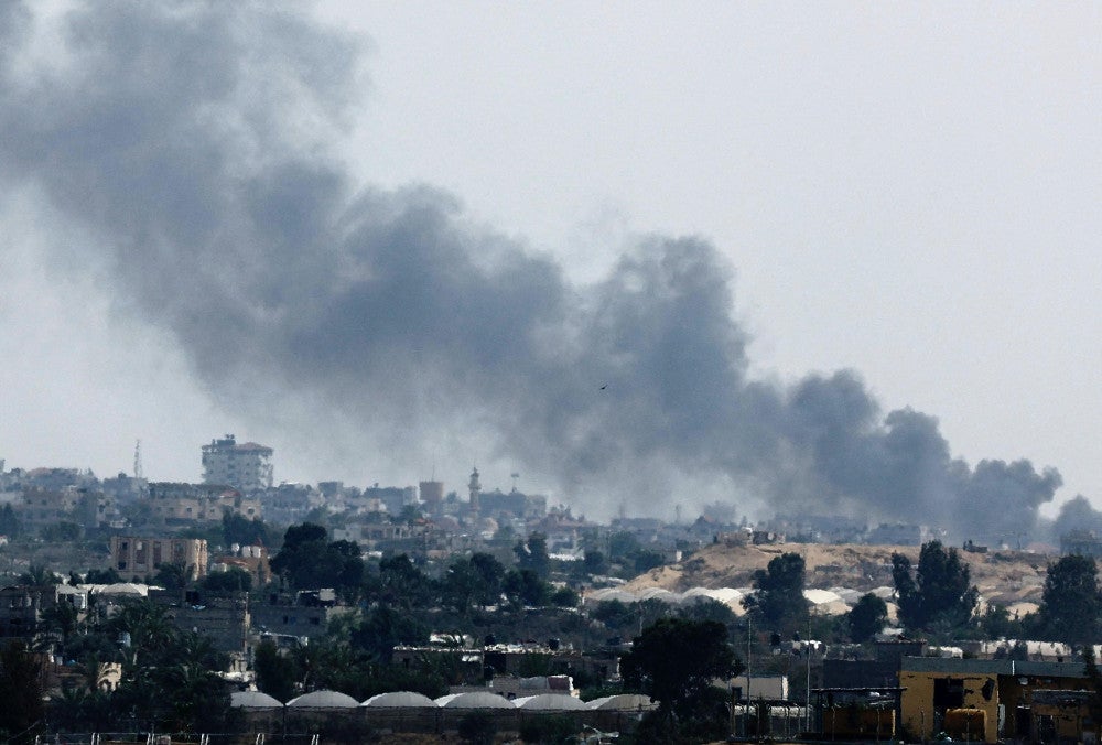 ２８日、ガザ最南部ラファで、イスラエル軍の攻撃を受けて立ち上る煙＝ロイター