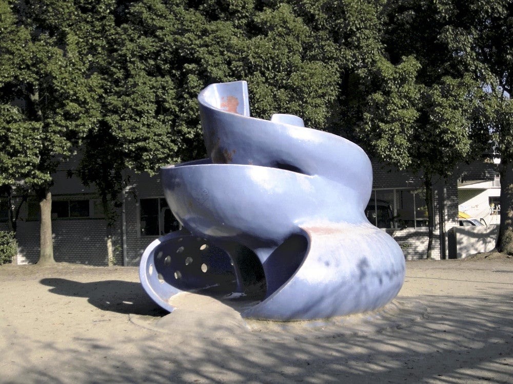 田村さんが暮らしていた「まきふん公園」の滑り台（２００９年４月撮影）