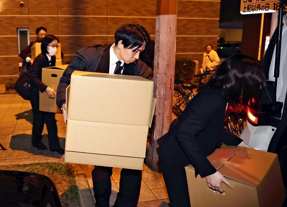 弁護士法違反（非弁提携）の疑いで捜索した「Ｇ＆Ｃ債権回収法律事務所」から押収物を運び出す大阪地検の係官ら（大阪市北区で、２０２４年２月２７日撮影）