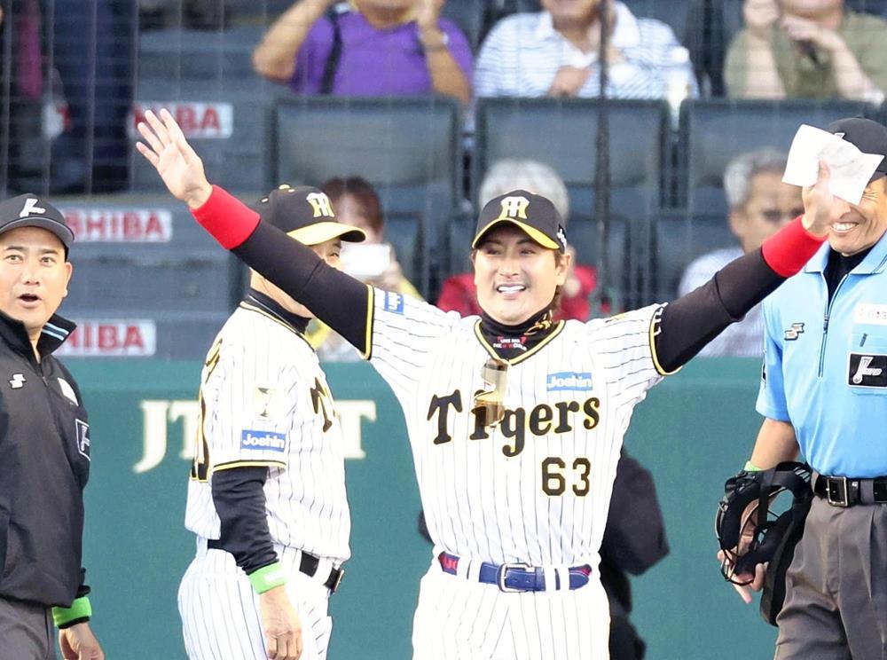 阪神時代のユニホームでメンバー表を交換した日本ハムの新庄監督（手前）（２９日、兵庫県西宮市の甲子園球場で）