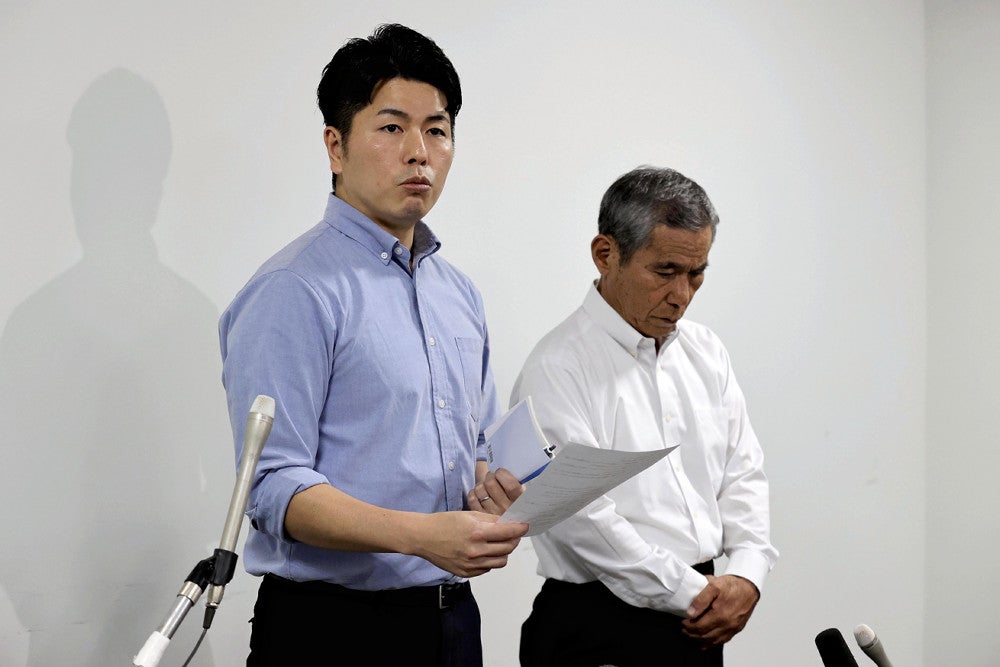 飯塚幸三受刑者との面会を終えて心情を語る松永拓也さん（左）と真菜さんの父、上原義教さん（２９日午後、関東地方の刑務所で）＝佐藤俊和撮影