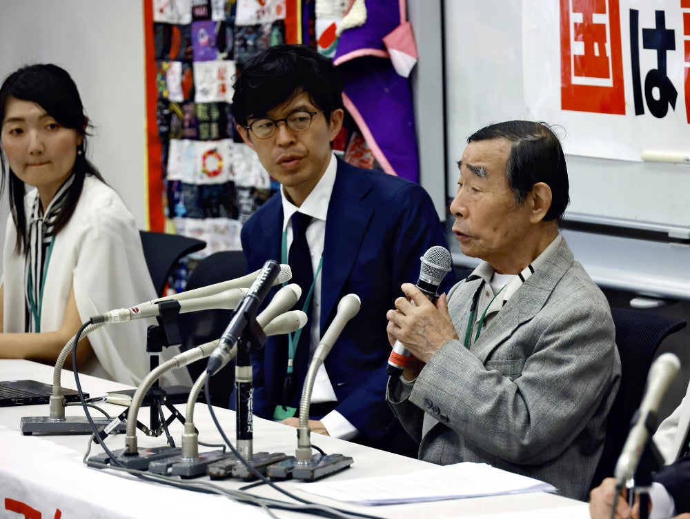 上告審弁論を終え、記者会見する原告の北三郎さん（右端）（２９日午後、東京都千代田区で）＝須藤菜々子撮影