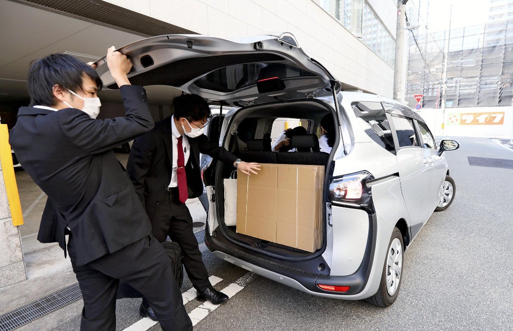 川口容疑者の自宅の捜索を終えた大阪地検の係官ら（２９日午後、大阪市北区で）＝宇那木健一撮影