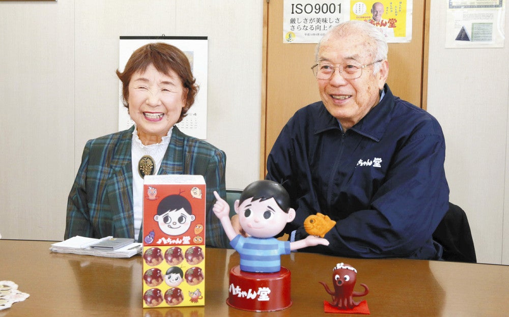 川邊さん（右）を支えた妻の勝代さん（４月８日、福岡県みやま市で）＝田中勝美撮影