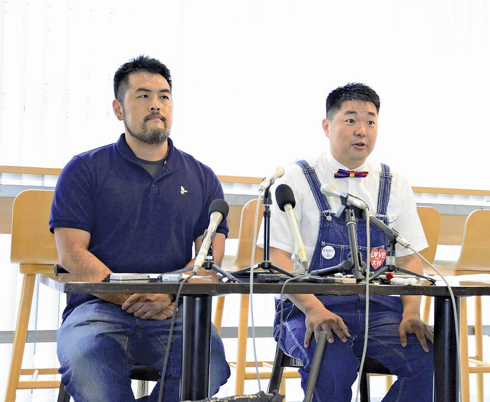 記者会見する藤山さん（左）と松浦さん（長崎県大村市で）