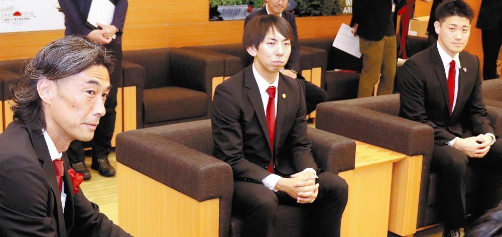 県庁を訪問した（左から）岩本監督、荒川主将、小峰選手