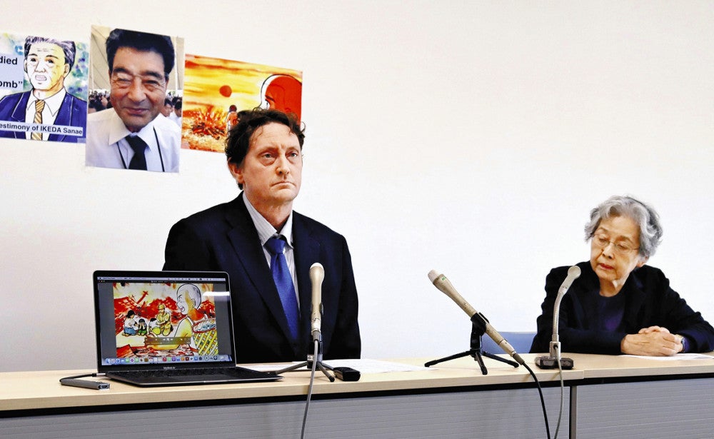 公開した動画を見せるパワーズさん（左）と横山さん