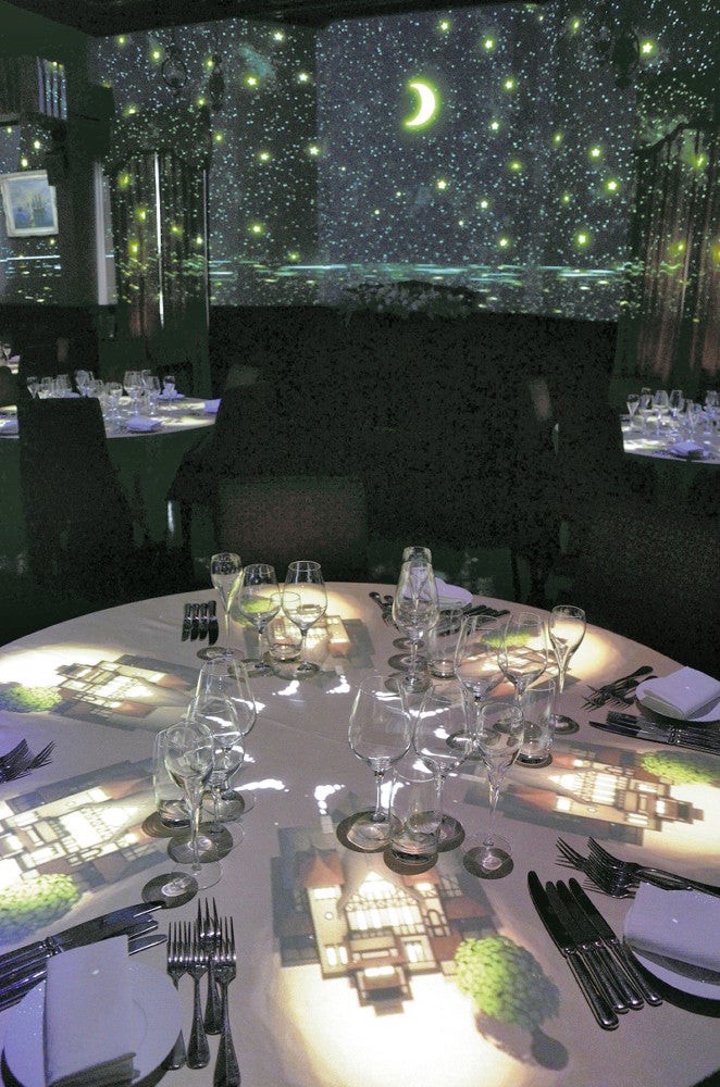 会場に映し出されたプロジェクションマッピング