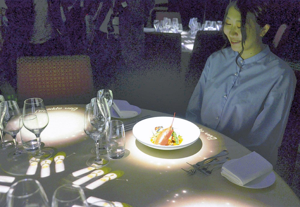 プロジェクションマッピングの演出で提供されるフランス料理