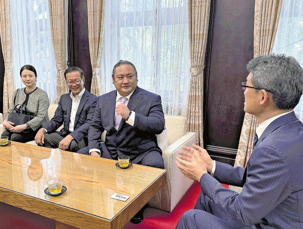 河野知事（右）に引退を報告する元幕内琴恵光の尾車親方（右から２人目）
