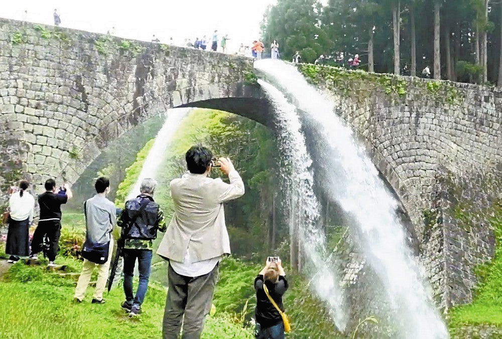 放水する国宝の「通潤橋」（４月２１日、熊本県山都町で）