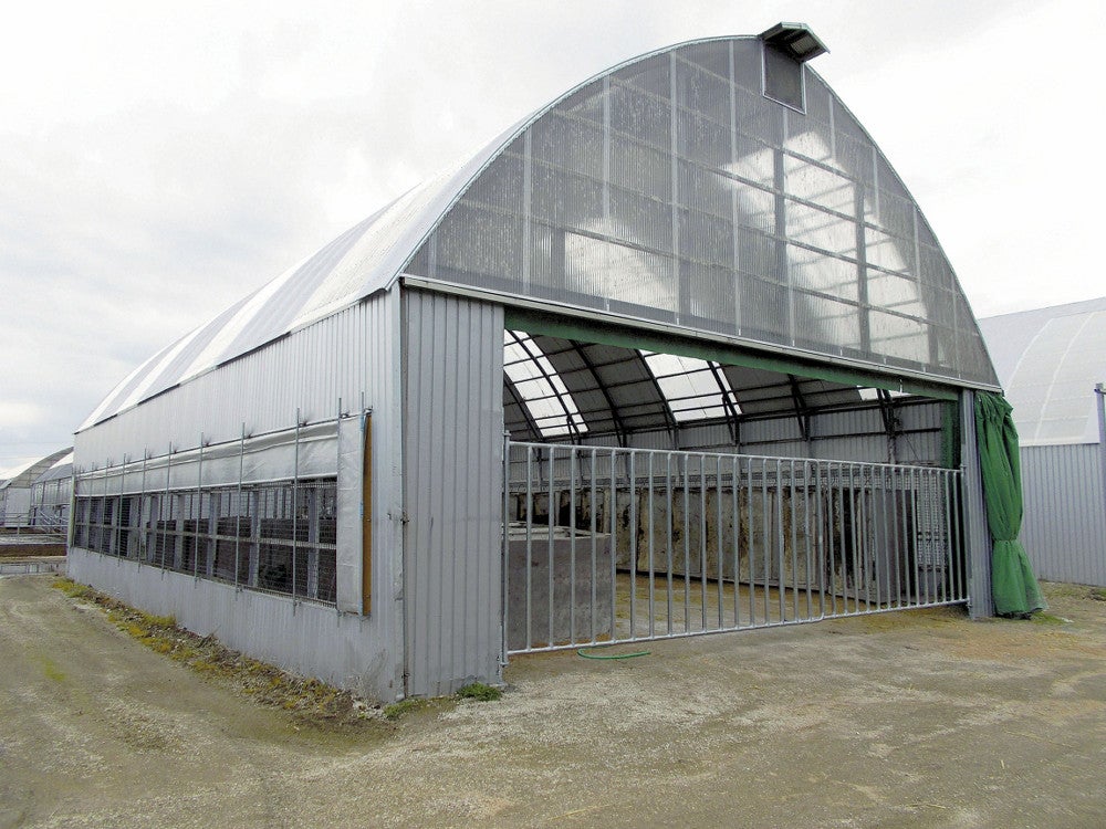 牛舎に設置された金属製の柵＝「なかしゅんべつ未来牧場」提供