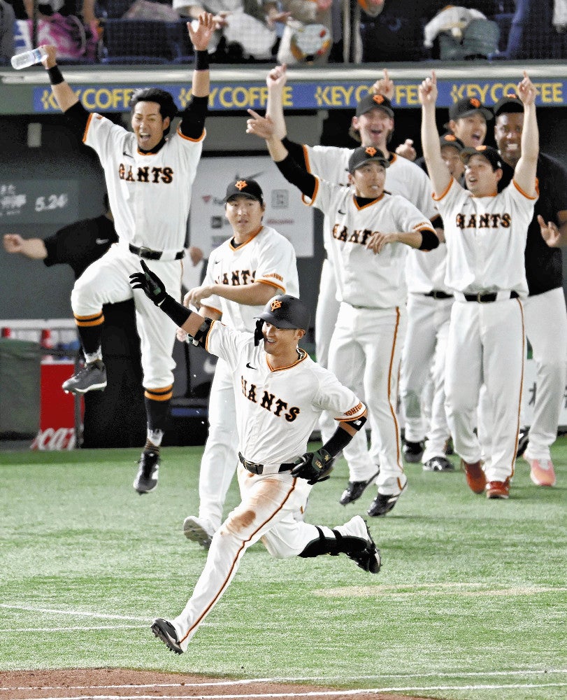 １２回１死２塁、サヨナラ打を放ち喜ぶ吉川（手前）＝西孝高撮影