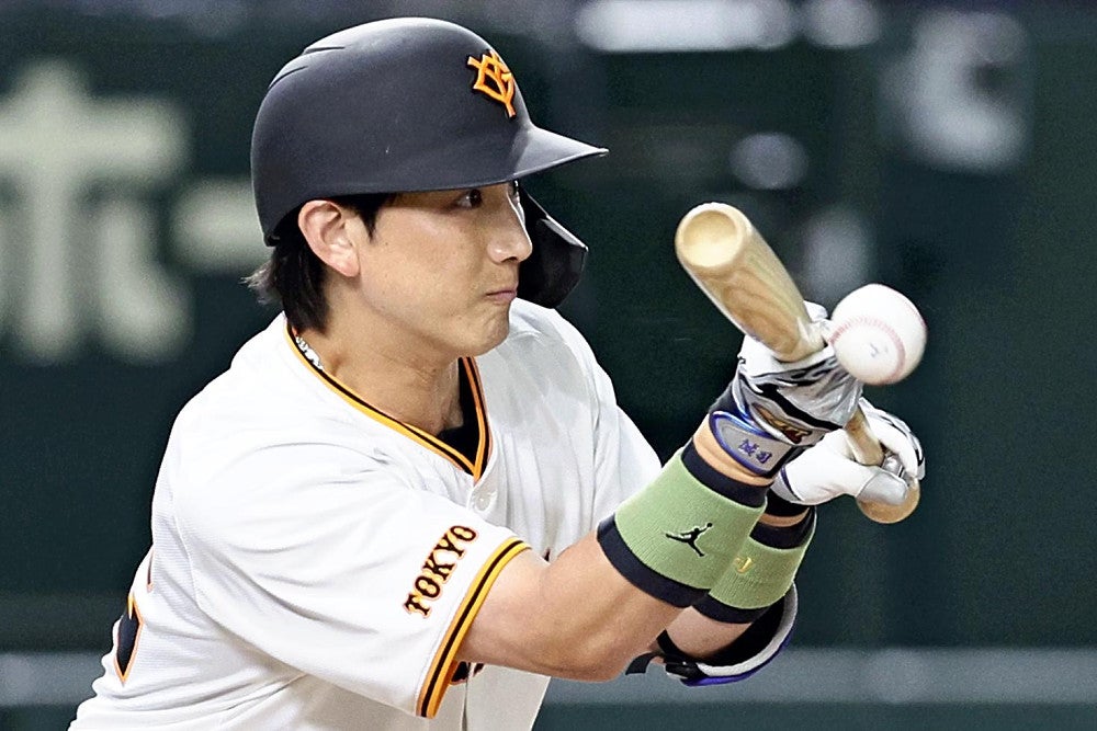 １２回無死１塁、犠打を決める代打・小林（２９日）＝黒瀬祐生撮影