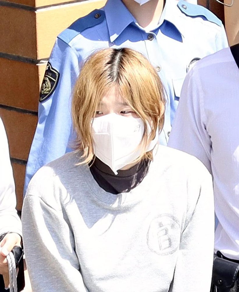 送検される西高舞容疑者（２６日午前９時３２分、横浜市中区で）＝佐藤官弘撮影