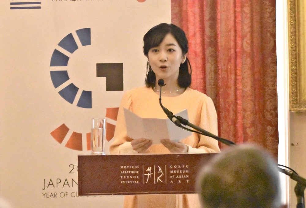 外交関係樹立１２５周年などを記念する行事であいさつされる佳子さま（３０日、ギリシャ西部ケルキラ島で）＝倉茂由美子撮影