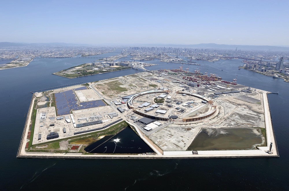 建設が進む会場予定地（大阪市此花区で、読売ヘリから）