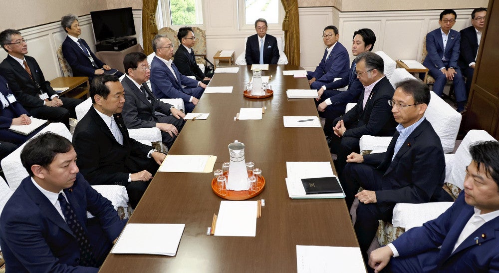 衆院政治改革特別委員会の理事懇談会に臨む与野党の議員ら（３０日、国会で）＝川口正峰撮影