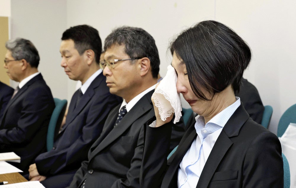 那須雪崩事故で引率教諭らに実刑判決が言い渡され、記者会見で涙をぬぐう遺族の高瀬晶子さん（手前）ら（３０日午後、栃木県庁で）＝片岡航希撮影