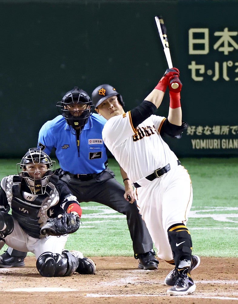 ３回１死２塁、岡本和が逆転２ランを放つ（捕手・甲斐）（３０日）＝桐山弘太撮影