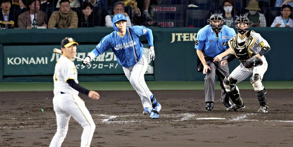 ４回無死１、３塁、先制の適時打を放つ山崎（投手・西勇、捕手・梅野）（３０日）