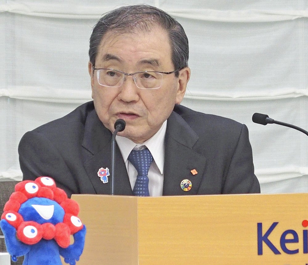 報道各社のインタビューに応じる経団連の十倉会長（東京都千代田区で）