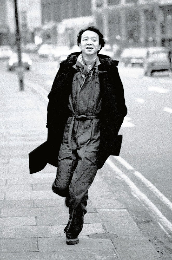 かとう・かずひこ　京都生まれ。東京・日本橋などで育つ。愛称「トノバン」は英シンガー・ソングライターのドノヴァンの曲をステージで披露したことなどに由来する。２００９年１０月、〈ただ、消えたいだけ〉などの言葉を遺し自死した。　１９７５年撮影（ｃ）Ｓｕｋｉｔａ