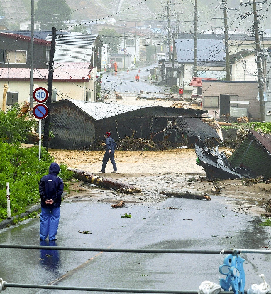 小赤川橋が崩落し、寸断された国道２７９号（２０２１年８月１０日、むつ市大畑町で）