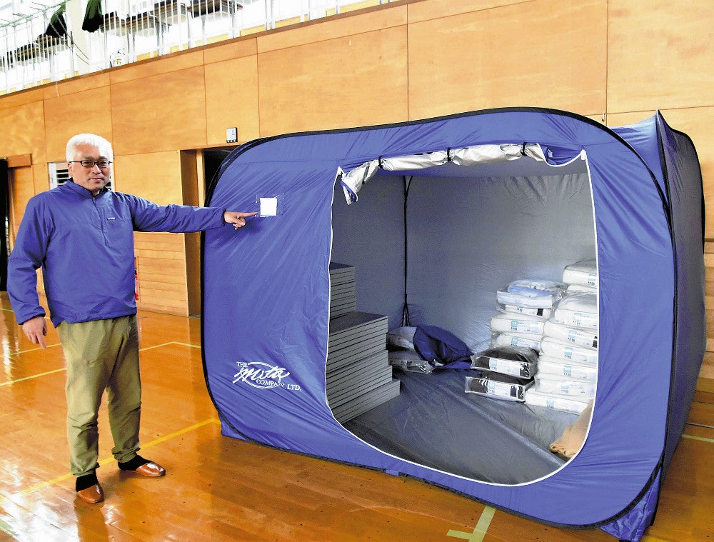 旧下風呂小の体育館には、組み立てが簡単なテントや備品が置かれている（４月下旬、風間浦村で）