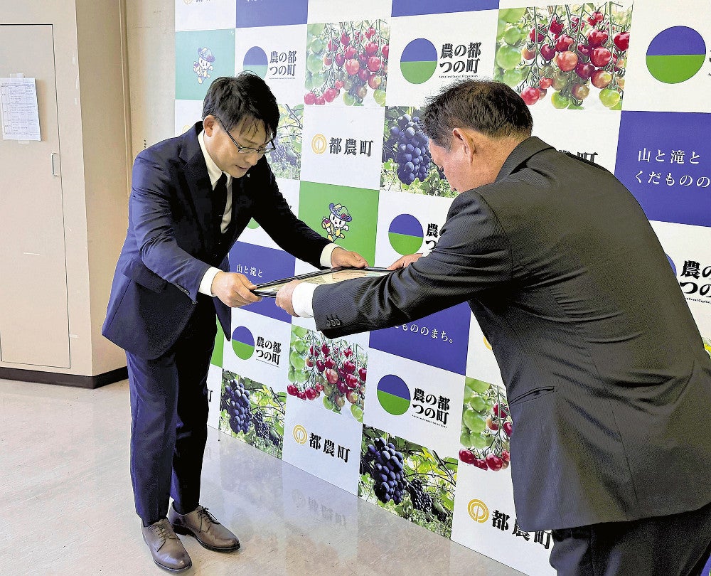 坂田町長（右）から感謝状を受け取る中尾社長