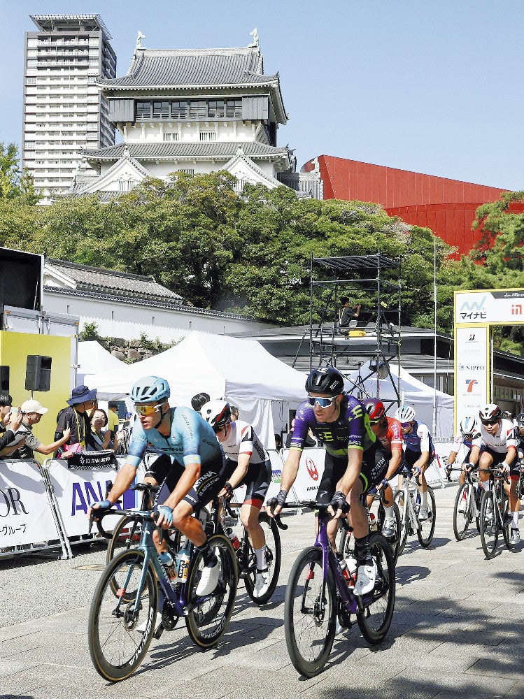 昨年開催された「小倉城クリテリウム」で力走する選手たち（北九州市小倉北区で）