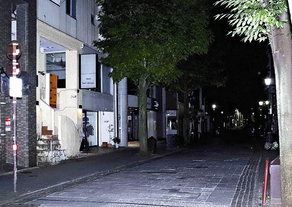 現場となった雑居ビル付近の並木坂（２５日未明）