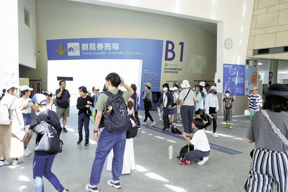 多くの観光客らでにぎわう長崎原爆資料館（２９日）