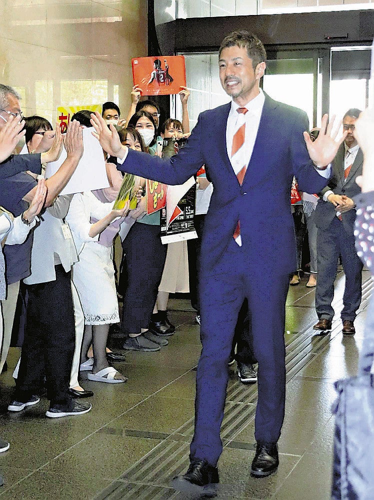 大勢の市役所職員に出迎えられる朝山選手（広島市役所で）