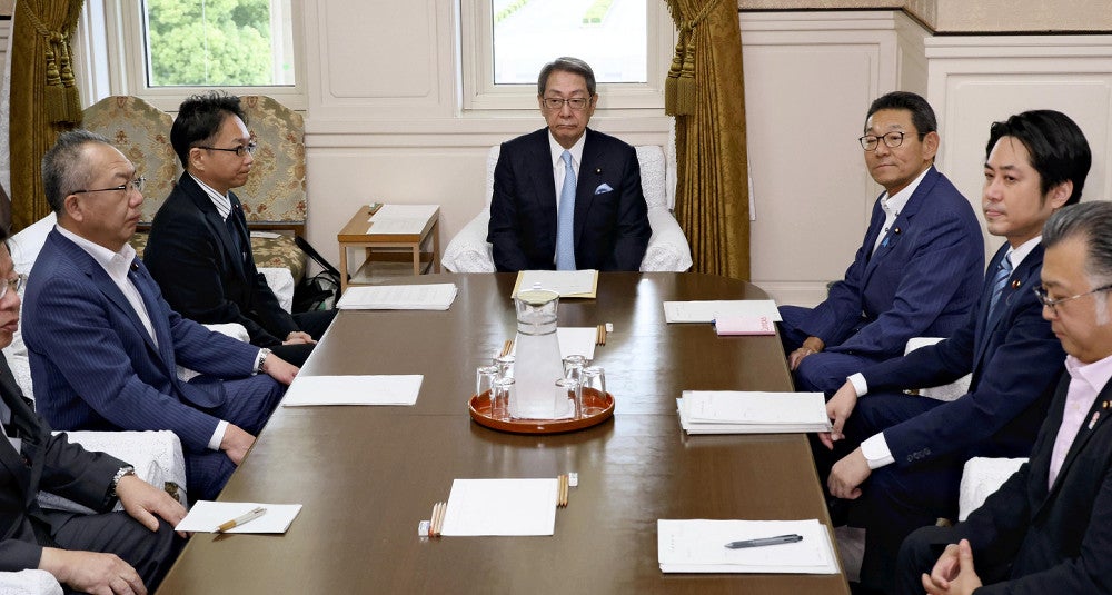 衆院政治改革特別委員会理事懇に臨む与野党の議員ら（３０日、国会で）＝川口正峰撮影