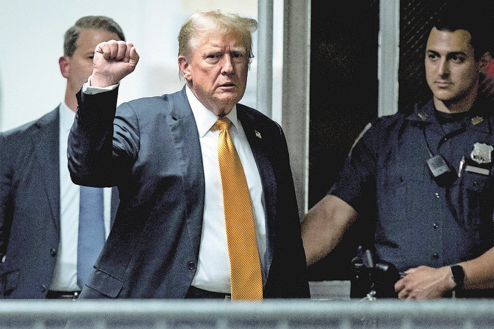 ２９日、米ニューヨーク州地裁の法廷に入るトランプ氏＝ロイター