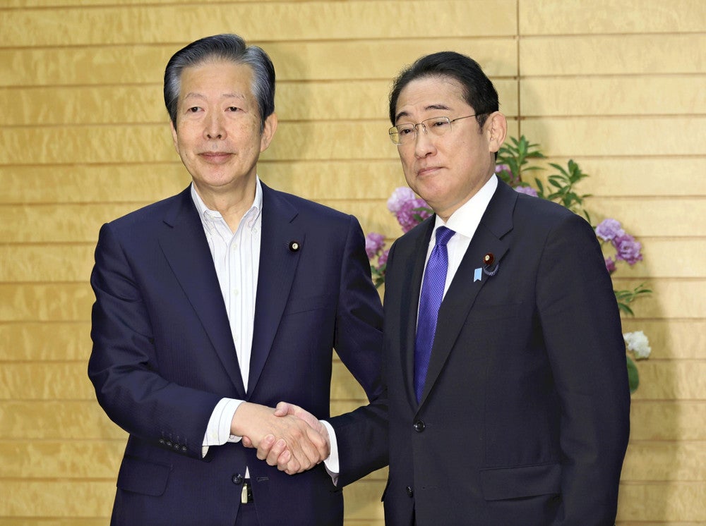 会談前に握手する公明党の山口代表（左）と岸田首相（３１日午前、首相官邸で）＝川口正峰撮影