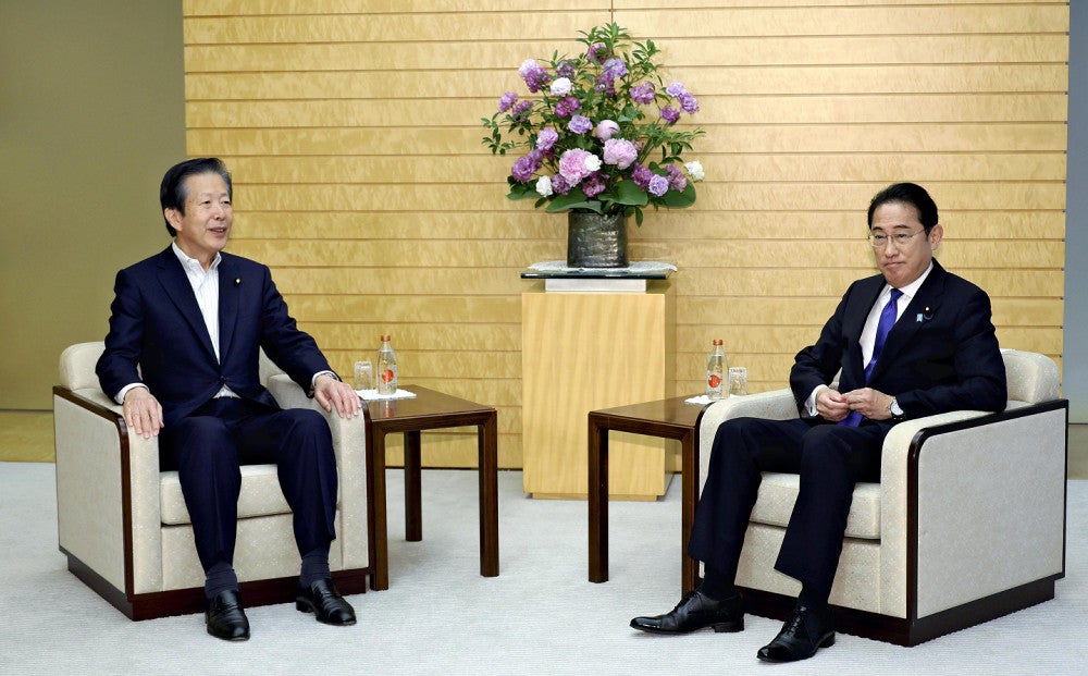 会談に臨む公明党の山口代表（左）と岸田首相（３１日午前、首相官邸で）＝川口正峰撮影