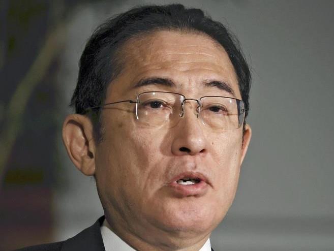 政治資金規正法改正案の修正協議について、記者団の質問に答える岸田首相（３１日夜、首相官邸で）＝川口正峰撮影