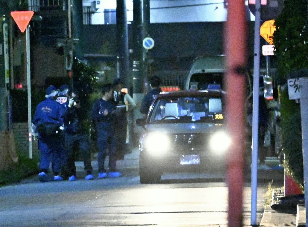 運転手が襲われたタクシーを調べる捜査員ら（３０日午前３時頃、川口市幸町で）