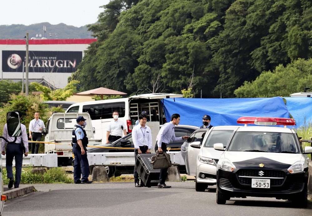 現場周辺に集まる警察官ら（３１日午後３時４２分、北九州市小倉南区で）＝山崎祥太撮影