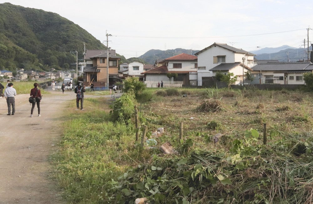 ロケットランチャーとみられる物などが見つかった現場周辺（３１日午後６時１分、北九州市小倉南区で）＝山崎祥太撮影