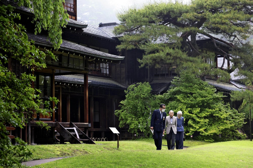 日光田母沢御用邸記念公園の庭園を散策する上皇ご夫妻（２８日午後、栃木県日光市で）