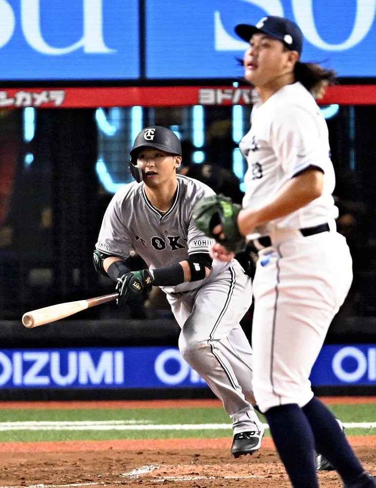 ３回２死２塁、適時２塁打を放つ吉川（投手・高橋）（３１日）＝武藤要撮影