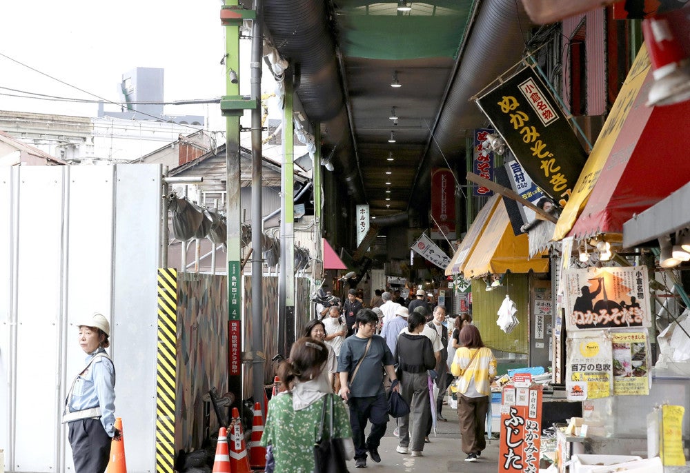 火災の爪痕が残る中、多くの買い物客が訪れる旦過市場（２０２３年８月、北九州市小倉北区で）＝貞末ヒトミ撮影