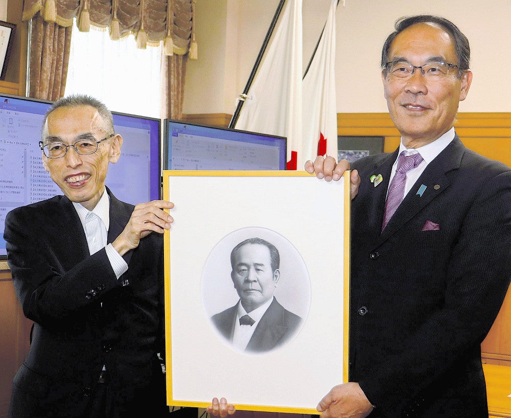 大津理事長（左）から新札の肖像画の複製を受け取った大野知事（３１日午後、県庁で）