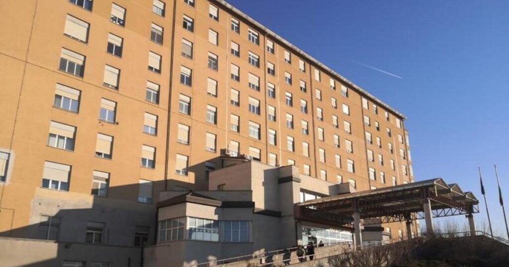 連盟の過激派2人、60歳と15歳の父子がビラ配り中に襲撃された