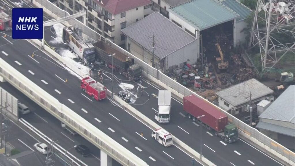 首都高3人死亡事故 トラックは減速せずに衝突か カメラに映像 | NHK | 事故 - nhk.or.jp